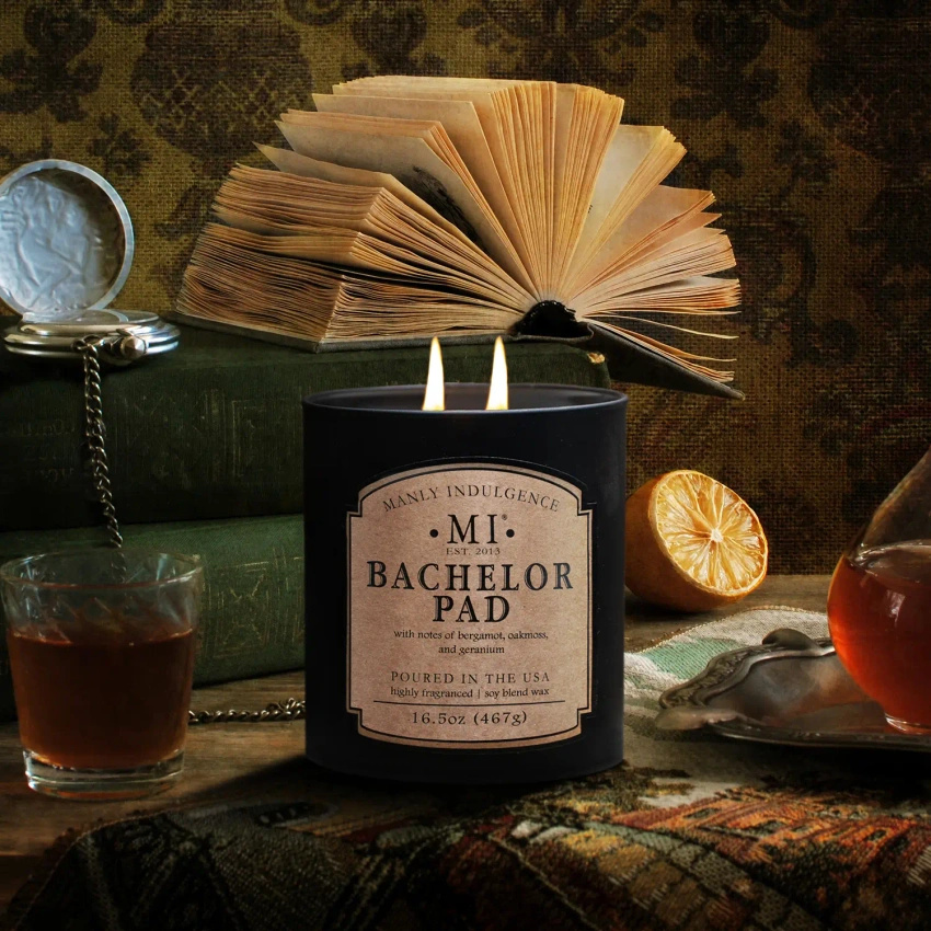 Bougie parfumée au soja pour homme en verre noir avec couvercle Bachelor Pad Colonial Candle 467 g