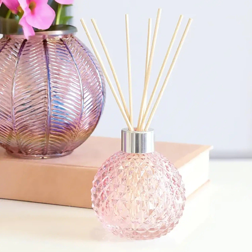 Różowy pusty flakon buteleczka z patyczkami do dyfuzora w pudełku Woodbridge Candle