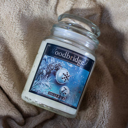 Duża świąteczna świeca zapachowa w szklanym słoju z dwoma knotami Jingle Bells Woodbridge Candle 565 g