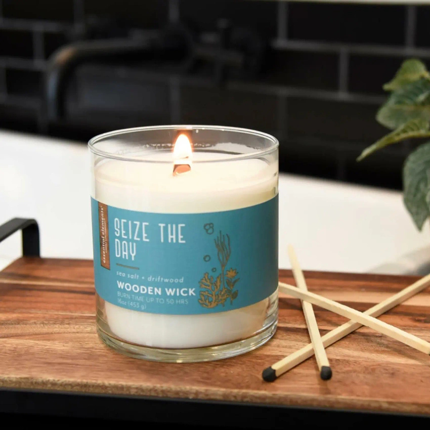 Vonná svíčka s dřevěným knotem Seize the Day Candle-lite
