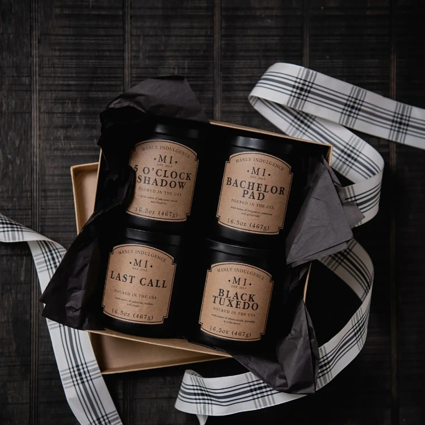 Męska świeca zapachowa sojowa w czarnym szkle z pokrywką Bachelor Pad Colonial Candle 467 g