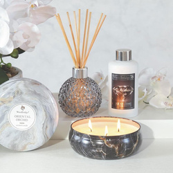 Candela grande profumata in marmo in scatola di metallo con tre stoppini Deep Blue Woodbridge Candle 470 g