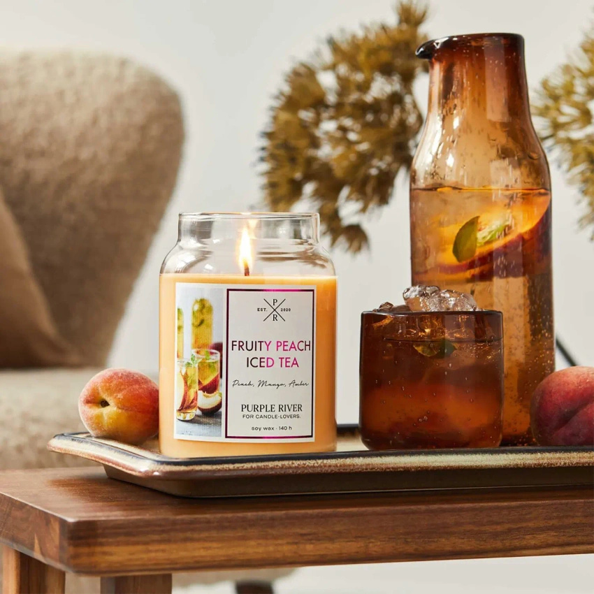 Sójová vonná svíčka Fruity Peach Iced Tea Purple River 623 g