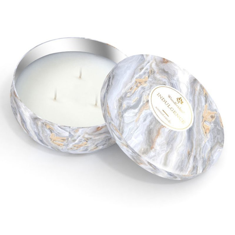 Candela grande profumata in marmo in scatola di metallo con tre stoppini Indulgence Woodbridge Candle 470 g