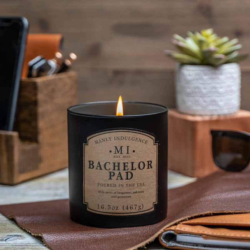 Bougie parfumée au soja pour homme en verre noir avec couvercle Bachelor Pad Colonial Candle 467 g
