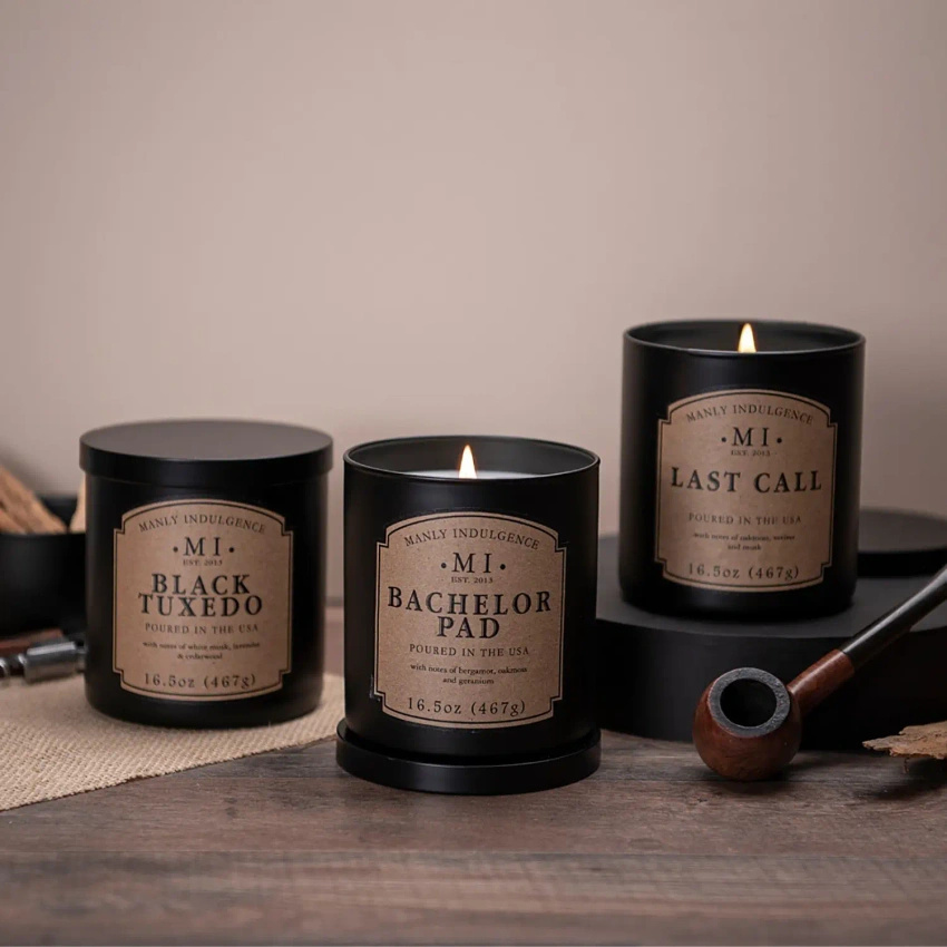 Męska świeca zapachowa sojowa w czarnym szkle z pokrywką Bachelor Pad Colonial Candle 467 g