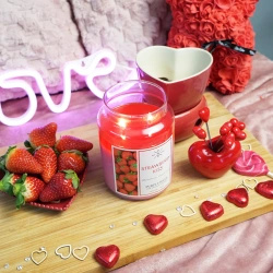 Candela di soia profumata in vetro grande fragola Strawberry Kiss Purple River 623 g